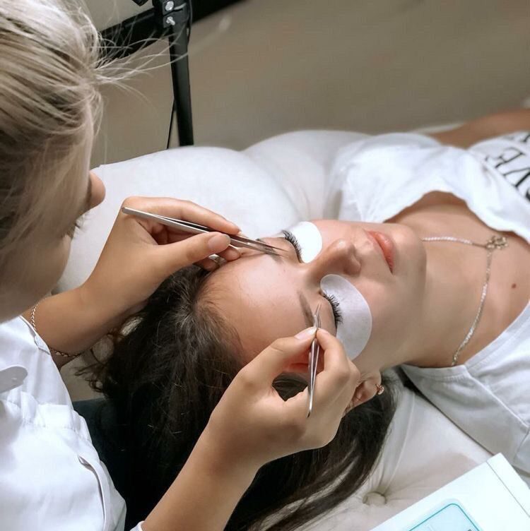 Eyelash extensions for longer and fuller lashes at Skinnish Aesthetic Clinic Mangalore, Uppala, and Ullal.